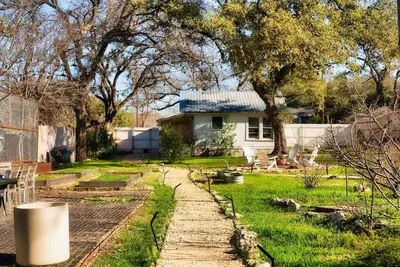 Image de Charming & Historic 2-Br Home on an Eco Farm!