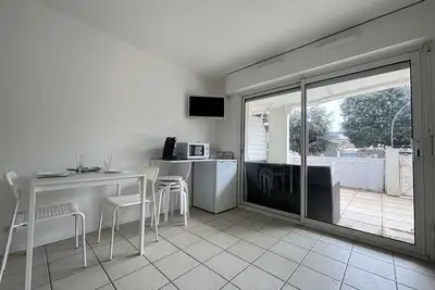 Image de Charmant appartement bord de mer avec terrasse, parking et piscine, 4 couchages