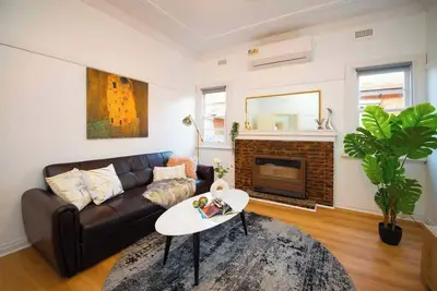 Image de Golden & Perfectly Located Family Home at Hampton