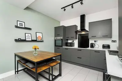 Image de 3 Bedroom House-Free Parking-by Holiday Homes