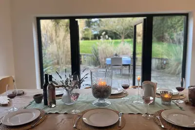Image de Nestled in the heart of this picturesque village, Claremont Cottage