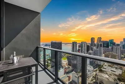 Image de Luxe Studio | Spa Access | Walk to Brickell