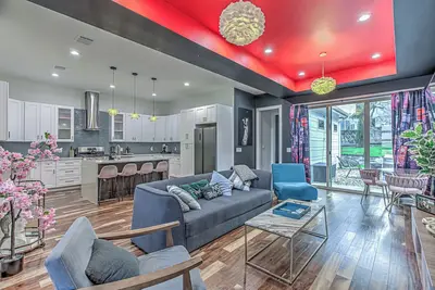 Image de Unique 3 Bdr for 10, Near Downtown & 6th St!