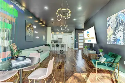 Image de Eclectic 6 Bdr for 20, Mins to 6th St & Dt!