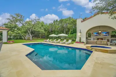 Image de Above Splendor l 5 Bedrooms l Pool & Spa l Pickleball I Services