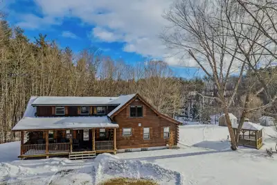 Image de Blue & Sonny Hollow: Modern Cabin Firepit & Trails