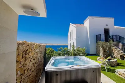 Image de Suite with Jacuzzi, Courtyard