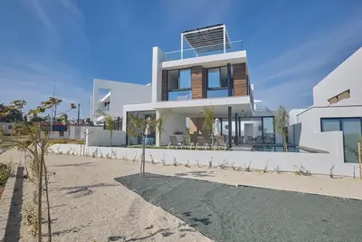 Image de Luxury 5 bedroom villa with pool and a roof garden in the center of Protaras
