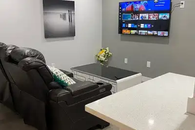 Image de Luxurious 2 Bdrm Suite ~ North Edmonton (3min to Anthony Henday/Manning Dr)