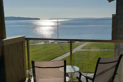 Image de Chic 2-bedroom beachfront condo on Mutiny Bay with water views