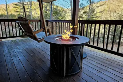 Image de Charming Sparrow Farmhouse on 194 private acres with trails, zip lines, climbing