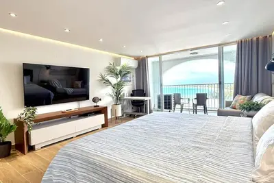 Image de Breathtaking high floor Esj studio with stunning Ocean & direct beach access