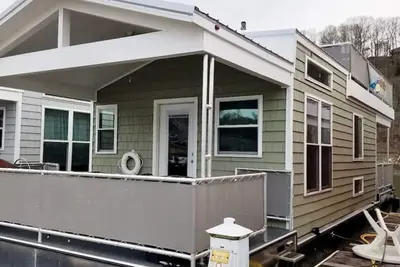 Image de Green Tiny- Lee’s Ford Marina