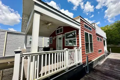 Image de Red Tiny Stationary- Lee’s Ford Marina