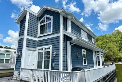 Image de 2 Story Stationary- Lee’s Ford Marina