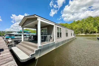 Image de Big Grey Stationary- Lee’s Ford Marina