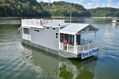 Image de Tv Blue Tiny Houseboat@Lake Cumberland Marina