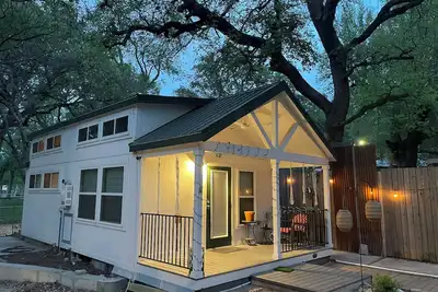 Image de Charming White 1-bedroom  cottage with loft  Dog friendly w room service! !