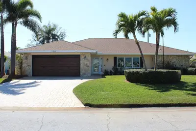 Image de Spacious home with private pool, lanai, washer/dryer, and  close to Img