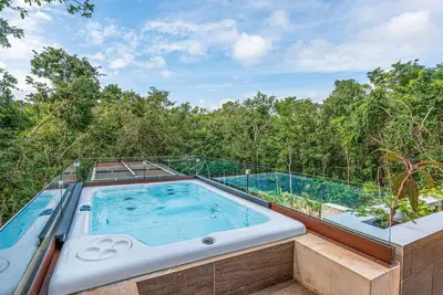 Image de Top level apartment with jacuzzi, shared pool, gym, & tennis courts