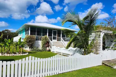 Image de Charming 2 Br cottage in Great Guana Cay short walk to beach, Ac WiFi Generator
