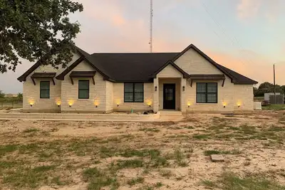 Image de 2 acres, gated\n5 miles to Tamu\nPatio with fire pit, tv, grill, sitting area