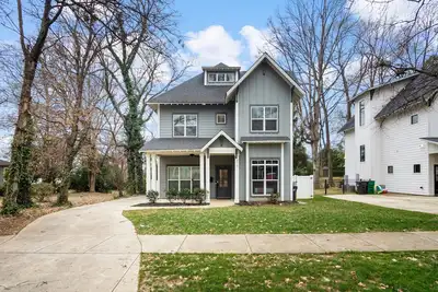 Image de Spacious New 5-bedroom house in tranquil Charlotte with backyard