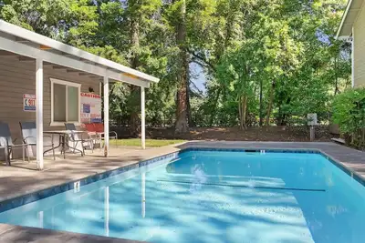 Image de 2 Farmhouse-Inspired Retreat w Pool-Bbq