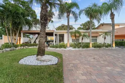 Image de Newly remodeled Beach House Steps to the Gulf, Private Heated Pool