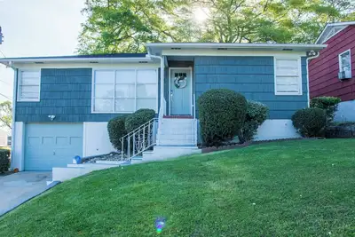 Image de Blues on the Hill \/ Close to everything!