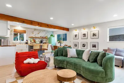 Image de 2 King Suite Bbq Free parking 93 Walking score Pet-friendly