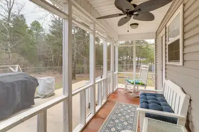 Image de 3 Mi to Greers Ferry Lake: Home w\/ Screened Patio