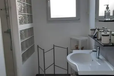 Image de A 5mn de la plage et des commerces, appartement au 1er étage d'une maison.