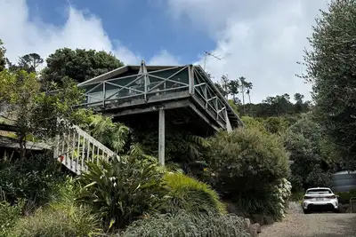 Hosts on the Coast Black Bach