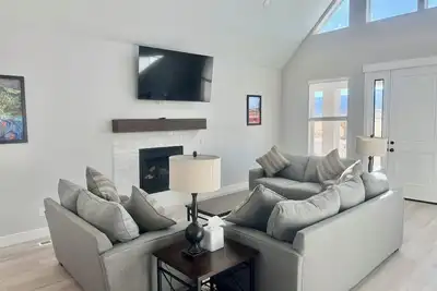 Image de Charming Moonstone Lodge   in beautiful Bicknell with Ac, WiFi