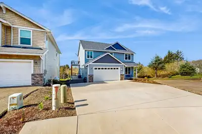 Image de Comfortable home with ocean views, with private hot tub, deck, fireplace, WiFi