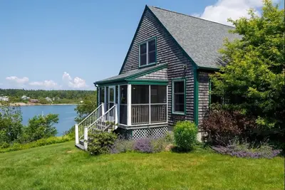 Image de Charming 3-bedroom waterfront cottage in Tremont with spectacular sunsets.