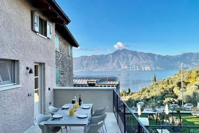 Image de Charming cottage with lake view and garden