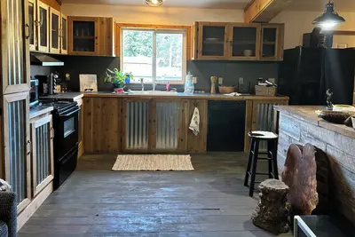 Image de Beautiful remodeled 3-bedroom bunkhouse. Family/Pet friendly. Lots of amenities.