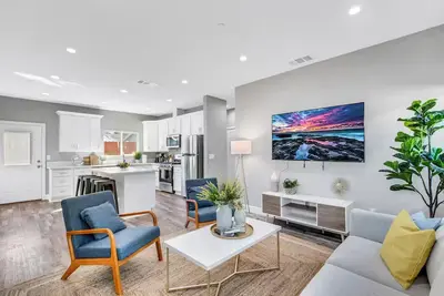 Image de Brand new Family-Friendly Home Near Disneyland!