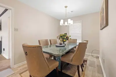 Image de Newly Renovated \"Home Away From Home\" \nA spacious, modernized 4-bedroom home.