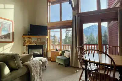 Image de Red Mtn views, Ski/bike in, 2 bed, 2 bath condo. Fireplace!