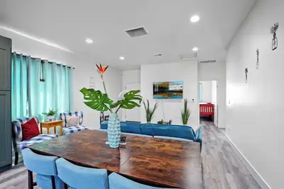 Image de Enchanting GardenGrove Haven Stylish Modern Touch!