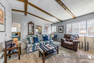 Image de Step into nostalgia at Mama's Cabin, Pet Friendly