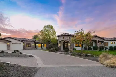 Image de Beautiful oasis with pool, pickleball courts, putting green, 13’ theatre screen