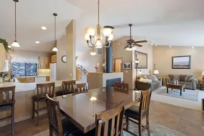 Image de 8 Umpqua - Golf Course Views, Private Hot Tub, Ac, Ping Pong