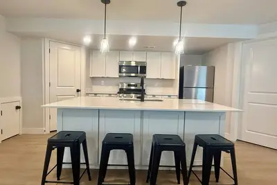 Image de Charming 4-bedroom 4-bathroom! New! Location!