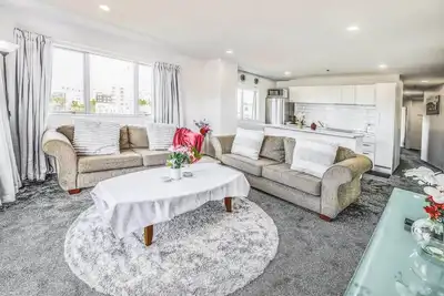 Image de Roomy 3 br w indoor pool, gym and free parking