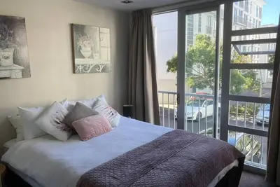 Image de 2 Bedroom Apt, a few steps to Queen St