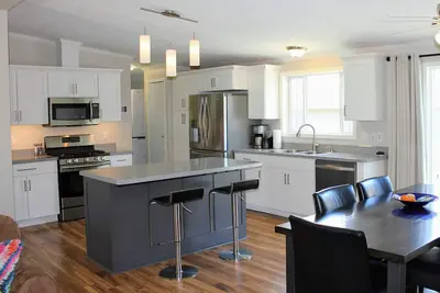 Image de New Vrbo - 2ba 3br solar house & rec garage; 1 block to Main St